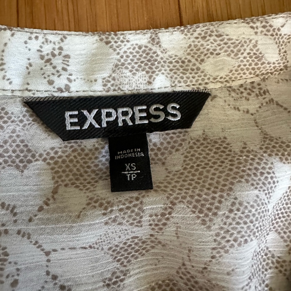 Express short sleeve XS TP sheer tan and white flowery  blouse. 100% polyester - Picture 4 of 8